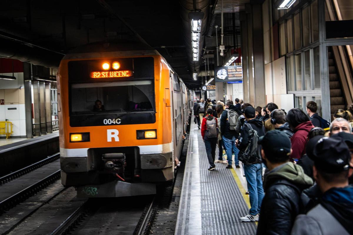 Pasajeros suben a un tren de Rodalies en la estación de Sants