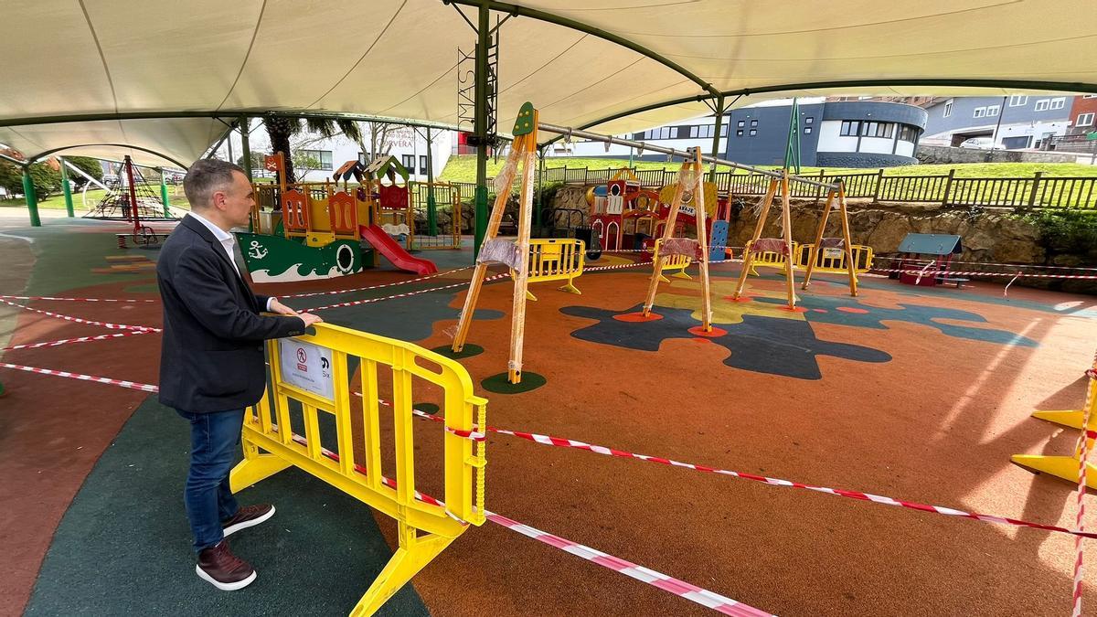 Iván Fernández, ante las obras de renovación del parque infantil de la plaza de Los Maestros de Las Vegas.