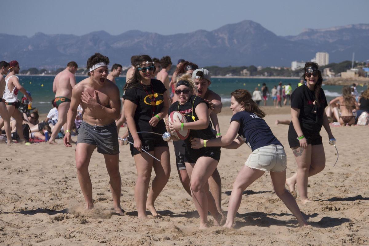 Jóvenes británicos en la playa de Llevant de Salou. Formalmente, el Saloufest era un viaje parap promover el deporte.