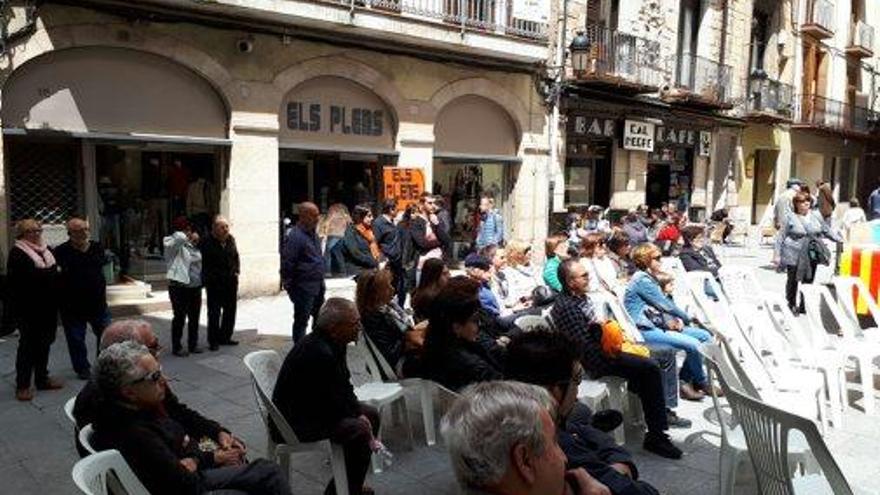 Públic assistent al recital a la plaça de Sant Joan de Berga, dilluns