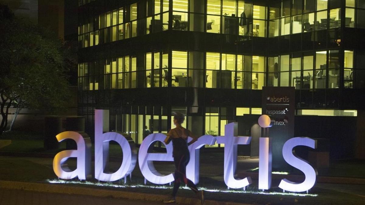 zentauroepp40478966 a woman jogs past an abertis office in madrid  spain  monday171219131243