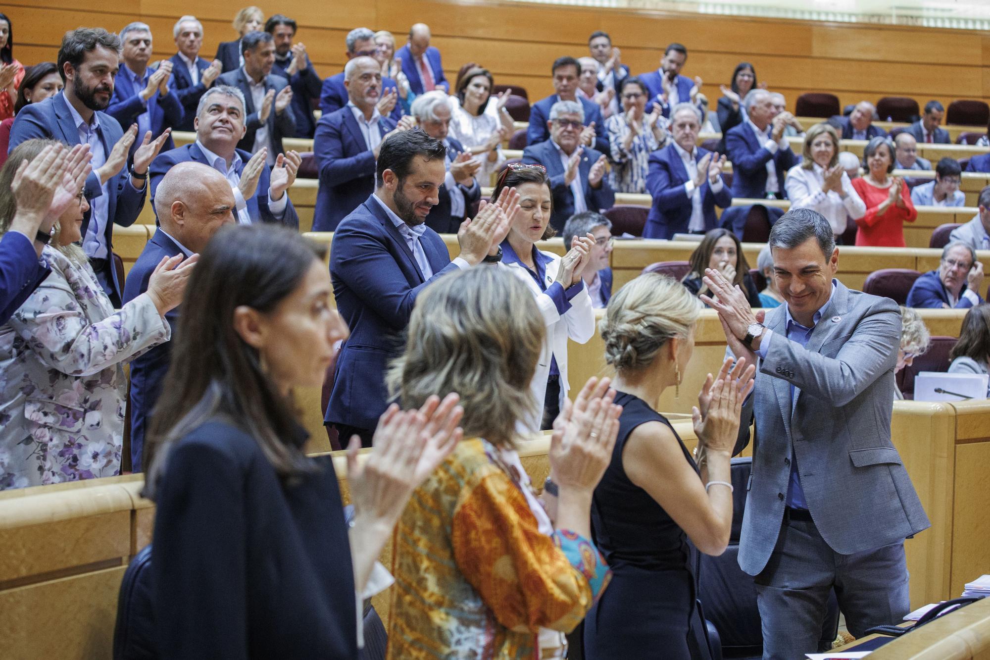 El presidente del Gobierno, Pedro Sánchez, es aplaudido en su segundo 'cara a cara' en el Senado, a 18 de octubre de 2022, en Madrid (España).
