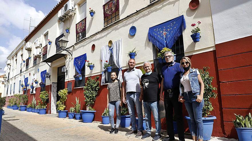 Algunos de los organizadores del concurso ayer, delante de un corralón de la calle Jara.