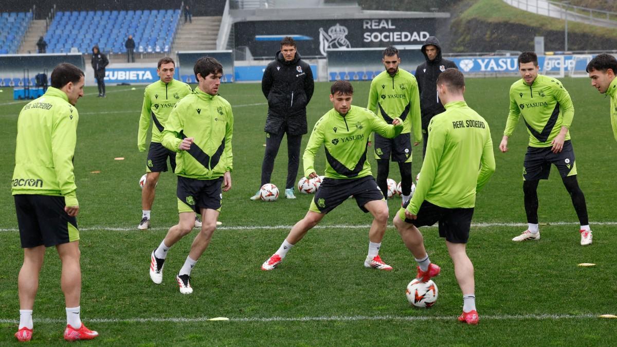 Los jugadores de la Real Sociedad, en el entrenamiento previo al partido contra el Midtjylland