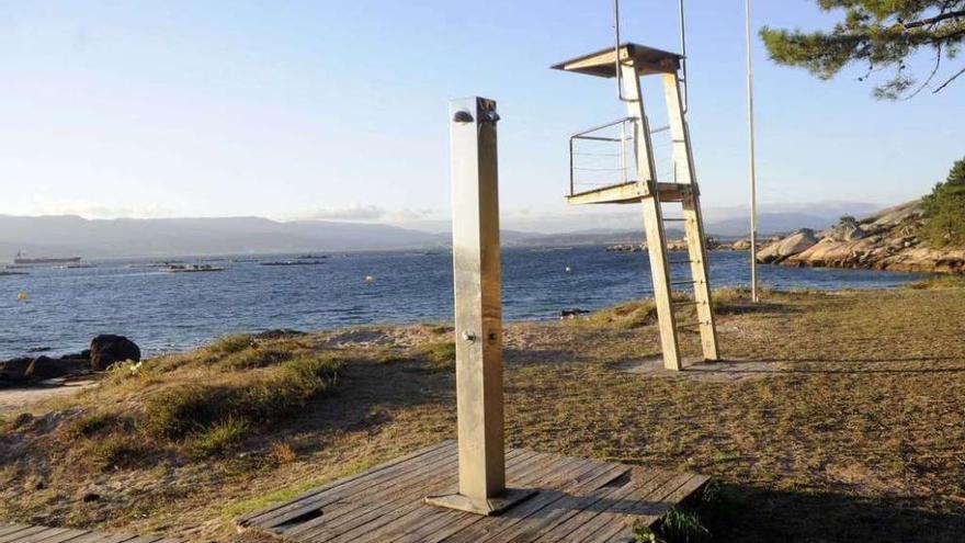 El mal estado de la atalaya en la playa isleña Area da Secada impide a los socorristas utilizarla
