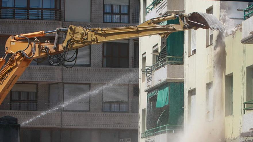 Derribo de un edificio de viviendas.