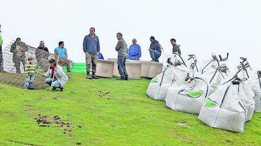 Un grupo de ganaderos y vecinos de Asiegu y Carreña espera en Tebrandi el inicio de los porteos a Brañes.