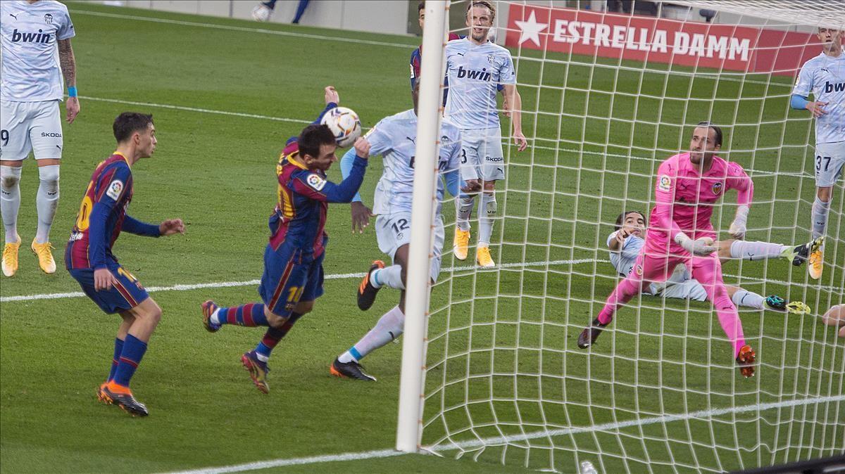 Barcelona  19 12 2020   Deportes         Messi anota de cabeza e iguala el record de goles de Pele con un mismo equipo (643) durante el partido de liga entre el FC Barcelona y el Valencia    Fotografia de Jordi Cotrina