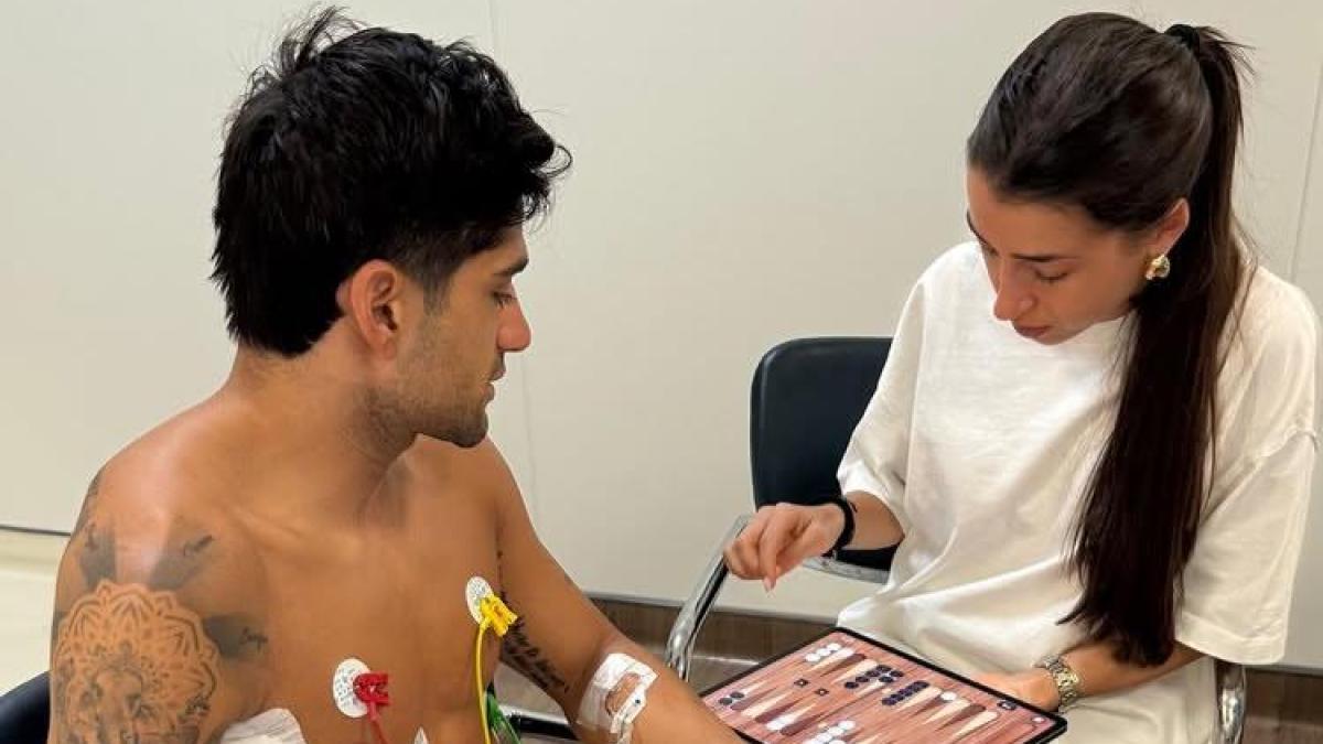 Jorge Martín junto a su pareja, María Monfort, recuperándose del accidente