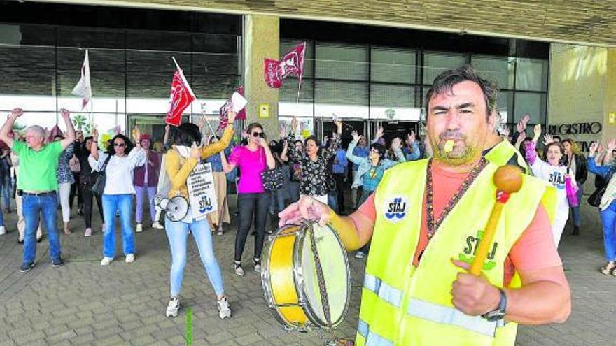 Funcionarios de justicia, ayer, en una nueva jornada de movilizaciones ante la Ciudad de la Justicia. | | ANDRÉS CRUZ