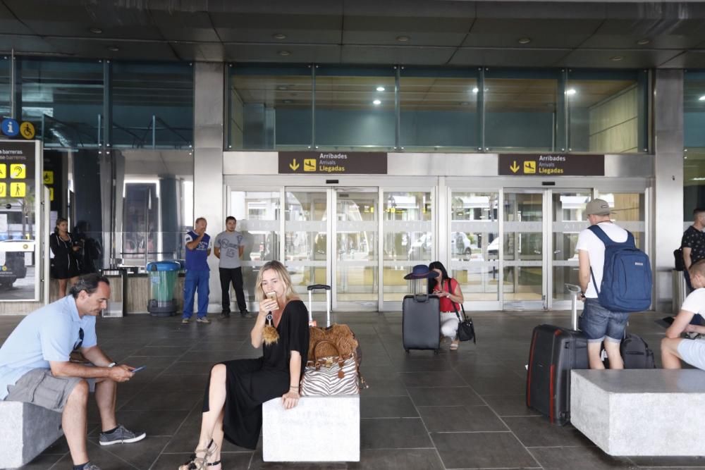 Huelga de taxistas en el aeropuerto de València