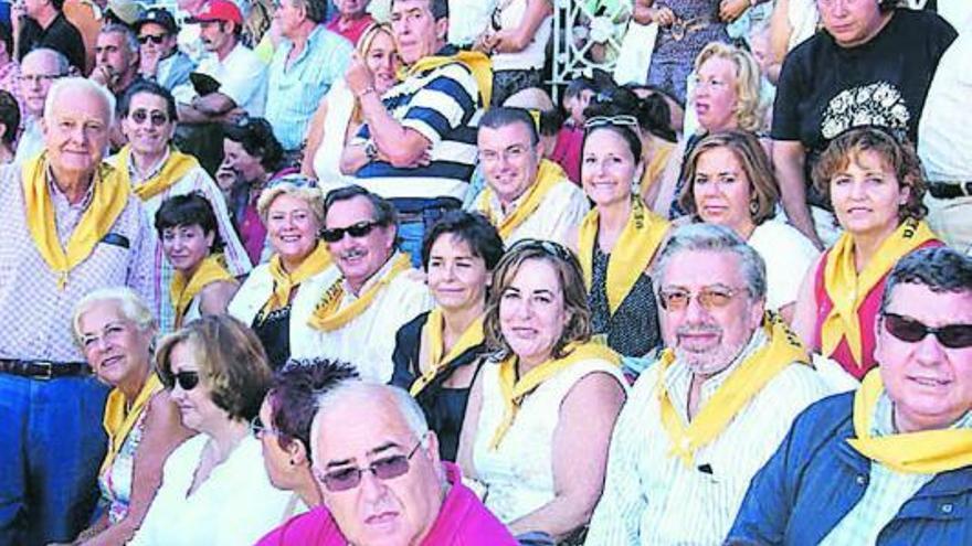 Carmen Moriyón, en el centro, de negro, en el tendido 7 de la plaza de El Bibio, con el resto de compañeros de la peña La Bellota.