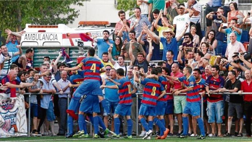 Els jugador del Llagostera fan pinya després que Nuha marqués el 3-1.