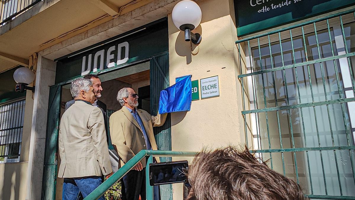 Carlos Marichal, nieto del poeta Pedro Salinas, descubre la placa del nombre de la UNED de Elche