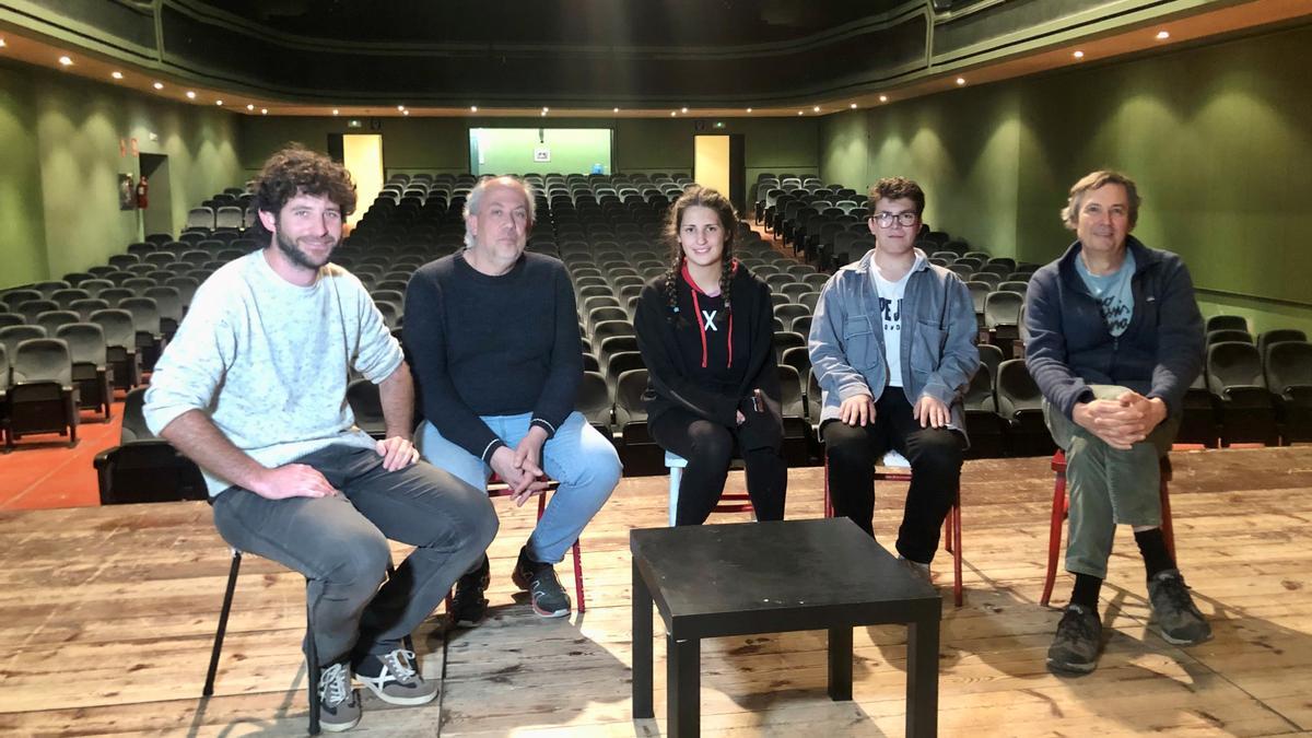 Presentació del musical. D'esquerra a dreta: Marc Marginet, director teatral; Xavier Llobet, director de l'Escola de Música de Berga; Laia Torrabadella i Genís Campa, alumnes de l'escola de música; i Eloi Escútia, regidor de Cultura de Berga