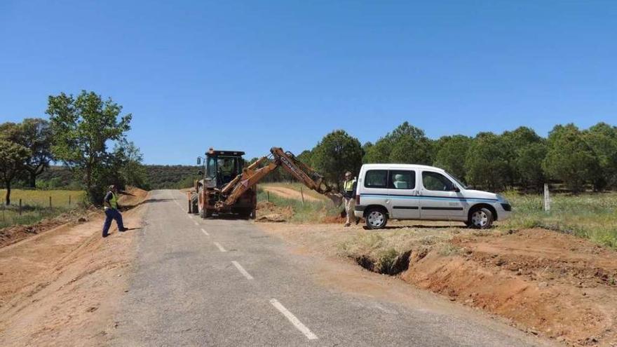 Trabajos de acondicionamiento en la carretera de Bretocino de Valverde.