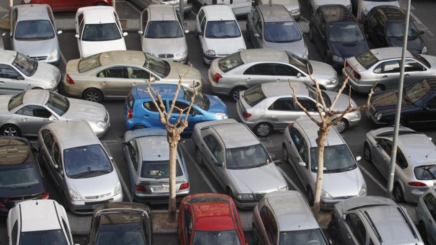 Coches estacionados en un aparcamiento en Murcia. | J.C.