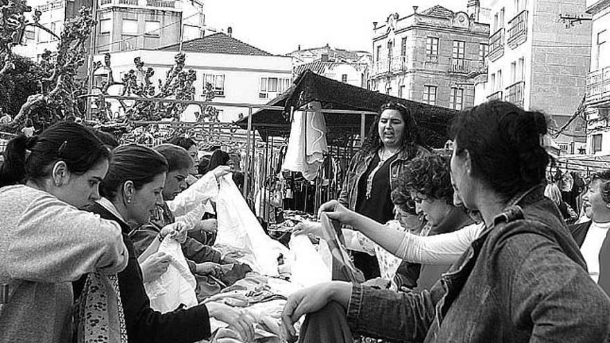 Los comerciantes gitanos del mercadillo amenazan con acampar en el Concello