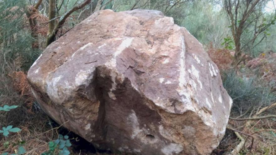 La piedra de gran tonelaje que denuncian los vecinos.