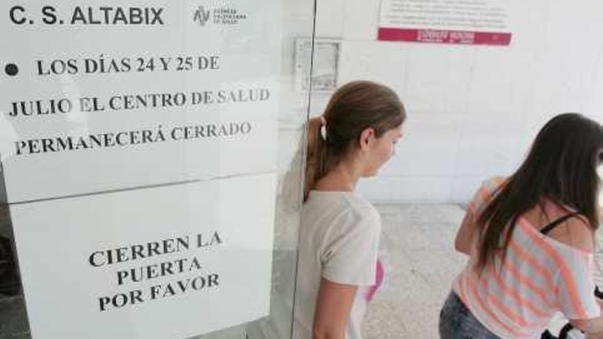 Un cartel anunciado el cierre del centro de salud de Altabix durante dos días esta semana.