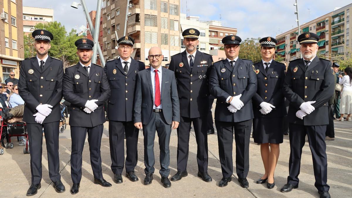 El alcalde de Alaquàs con los policías condecorados en Xirivella.