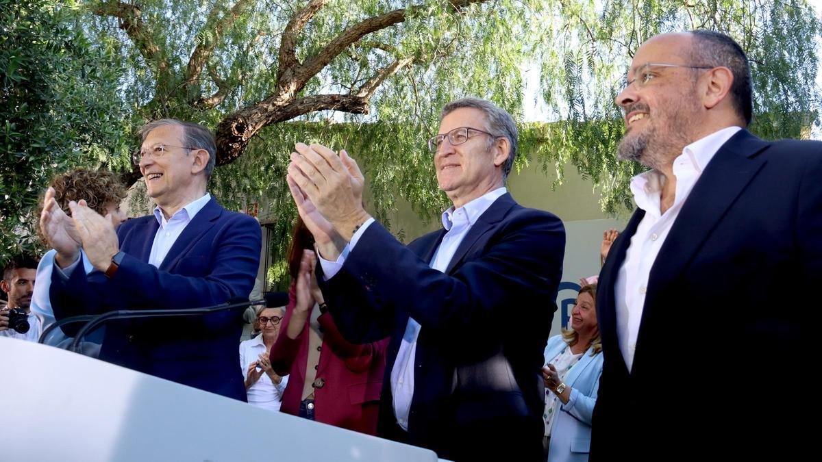 El presidente del PP, Alberto Núñez Feijóo, el candidato del PPC, Alejandro Fernández, y el presidente del PP de Tarragona, Pere Lluís Huguet, en un mítin en Tarragona