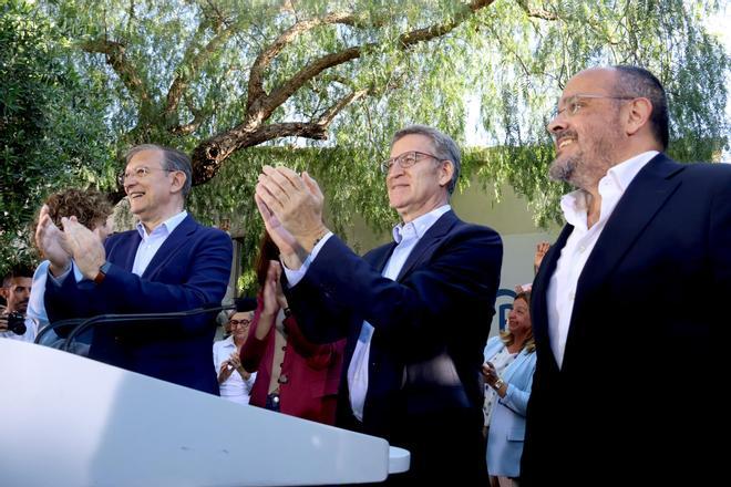 El presidente del PP, Alberto Núñez Feijóo, el candidato del PPC, Alejandro Fernández, y el presidente del PP de Tarragona, Pere Lluís Huguet, en un mítin en Tarragona