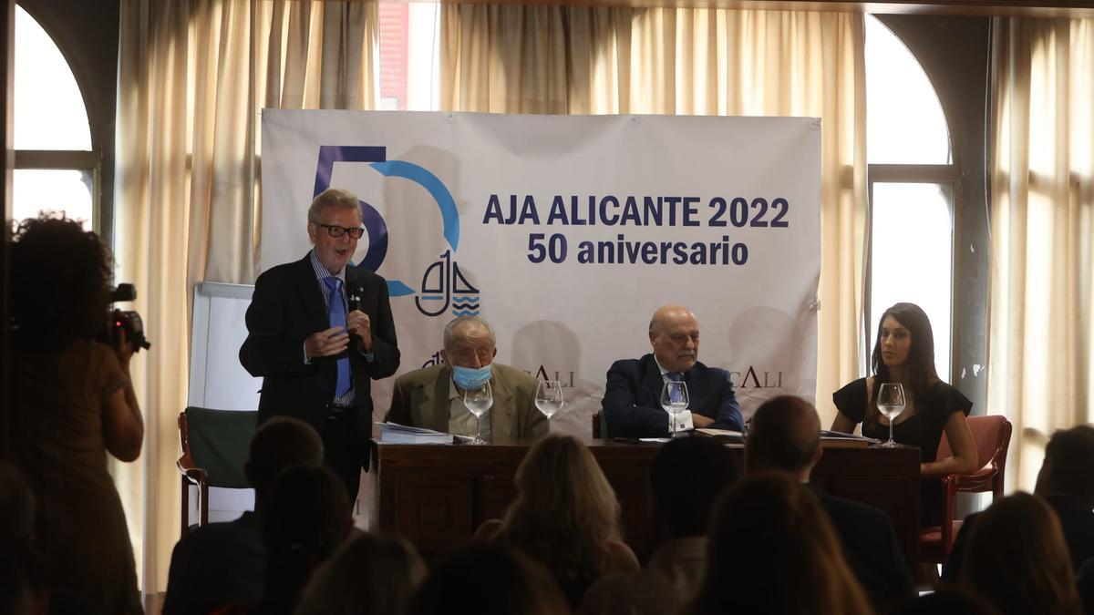 Joaquín Galant en pie y en la mesa Manuel Caballero, Fernando Candela y Cristina Sirvent.