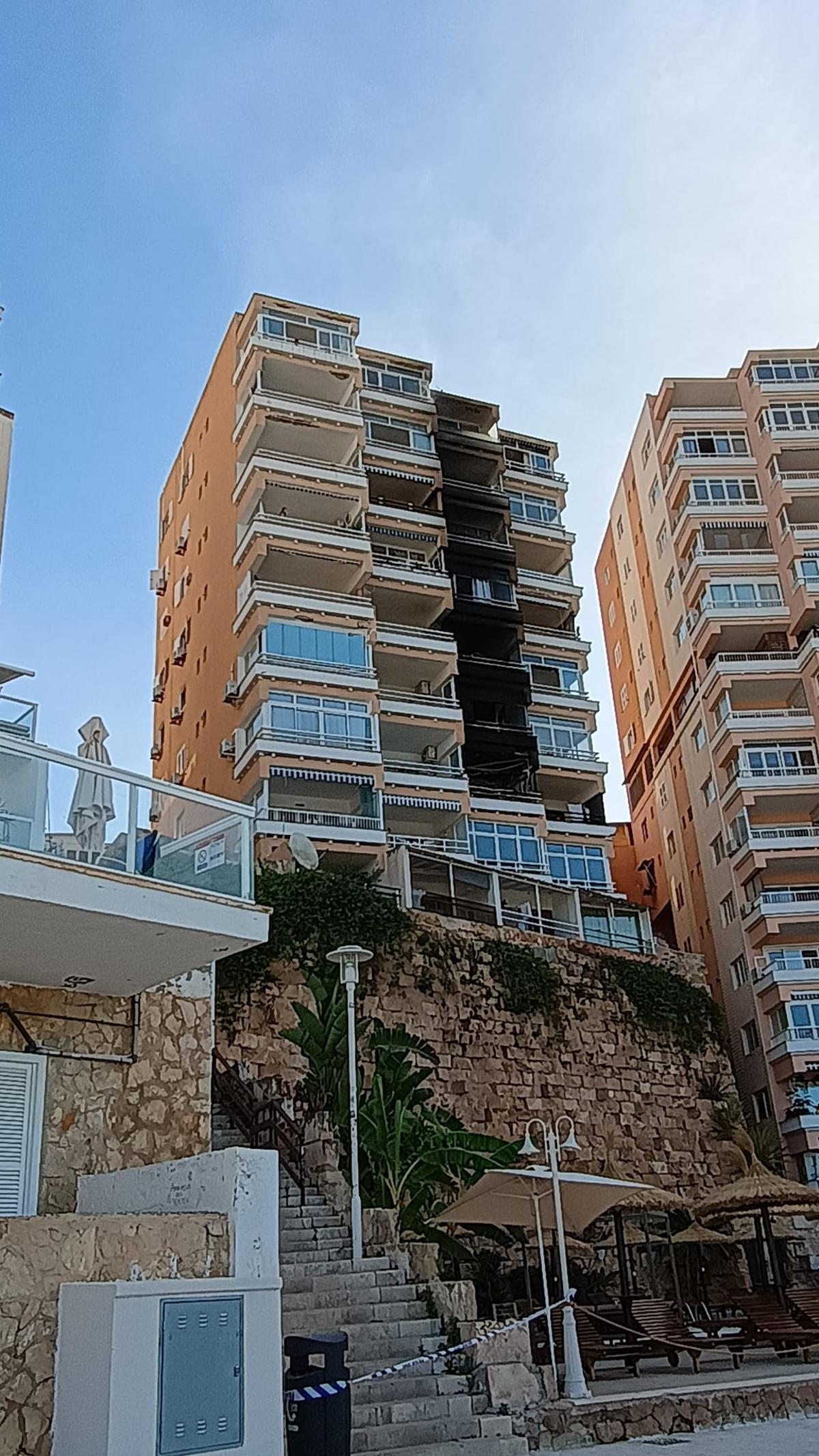 FOTOS | Mueren dos personas en un incendio en un bloque de viviendas de Magaluf FOTOS | Mueren dos personas en un incendio en un bloque de viviendas de Magaluf