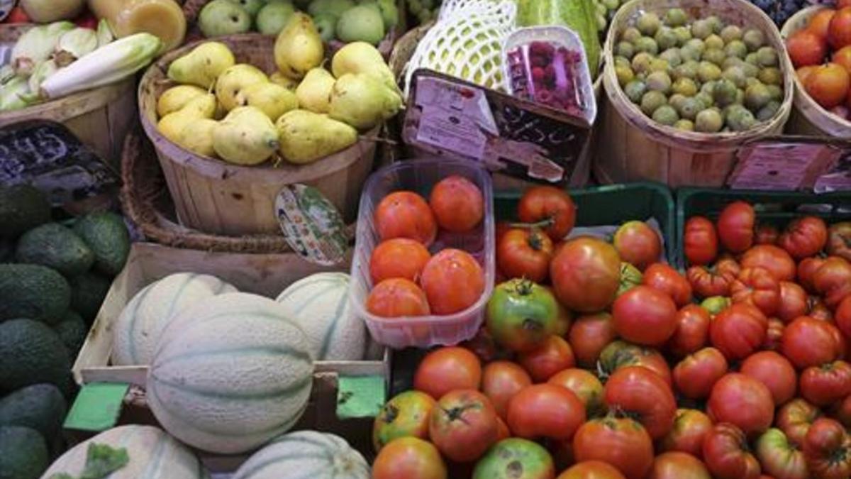 Frutas y verduras a la venta en un mercado.