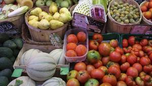 Frutas y verduras a la venta en un mercado.