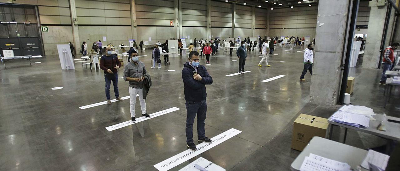 Filas de espera para votar en el interior de Feria València