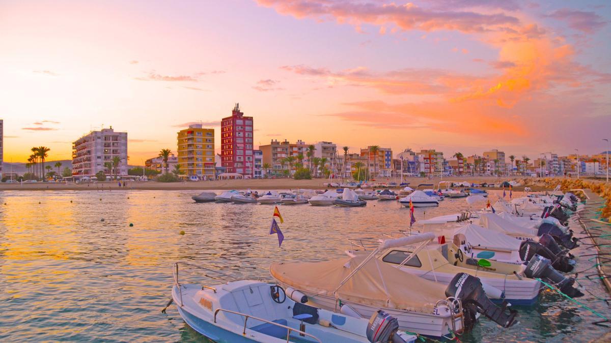 Como enclave de turismo familiar, la localidad cuenta con una playa privilegiada, libre de humos y con un agua óptima.