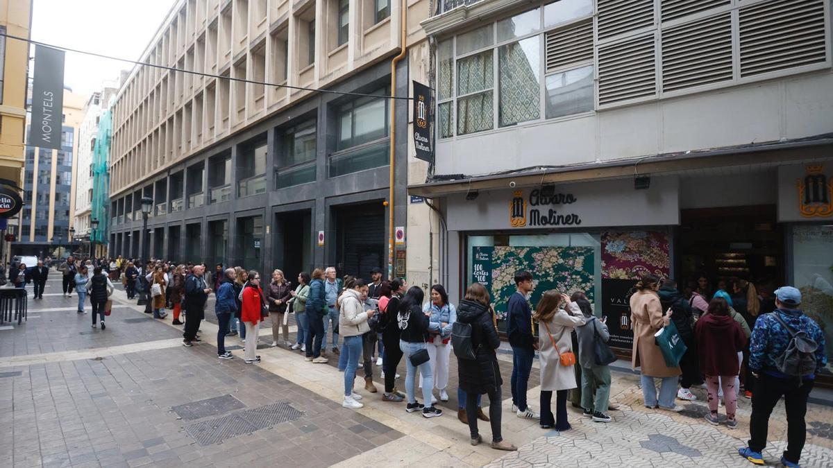 Locura en las tiendas de indumentaria valenciana ante las rebajas en las telas de fallera