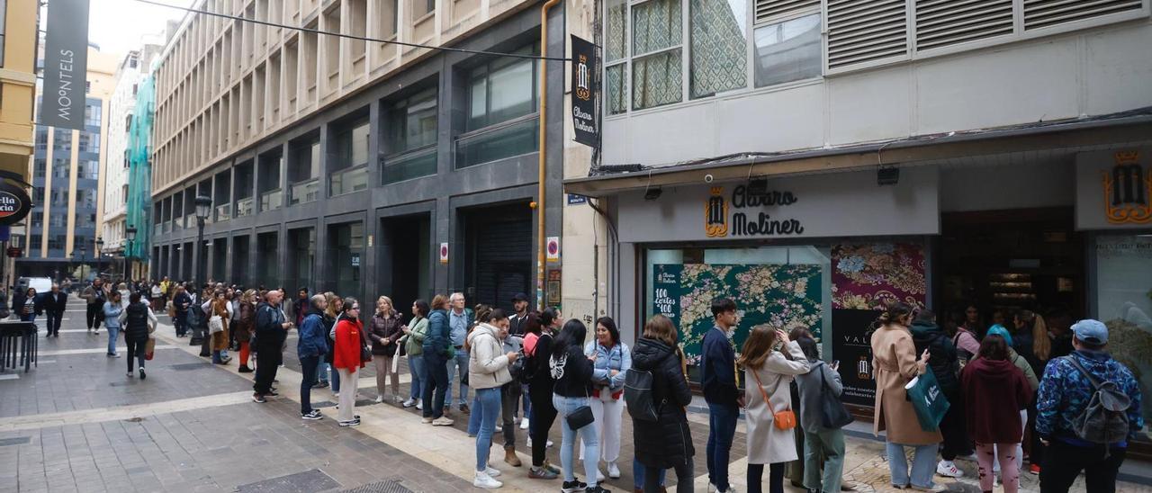 Largas colas en las tiendas de indumentaria valenciana ante el inicio de las rebajas