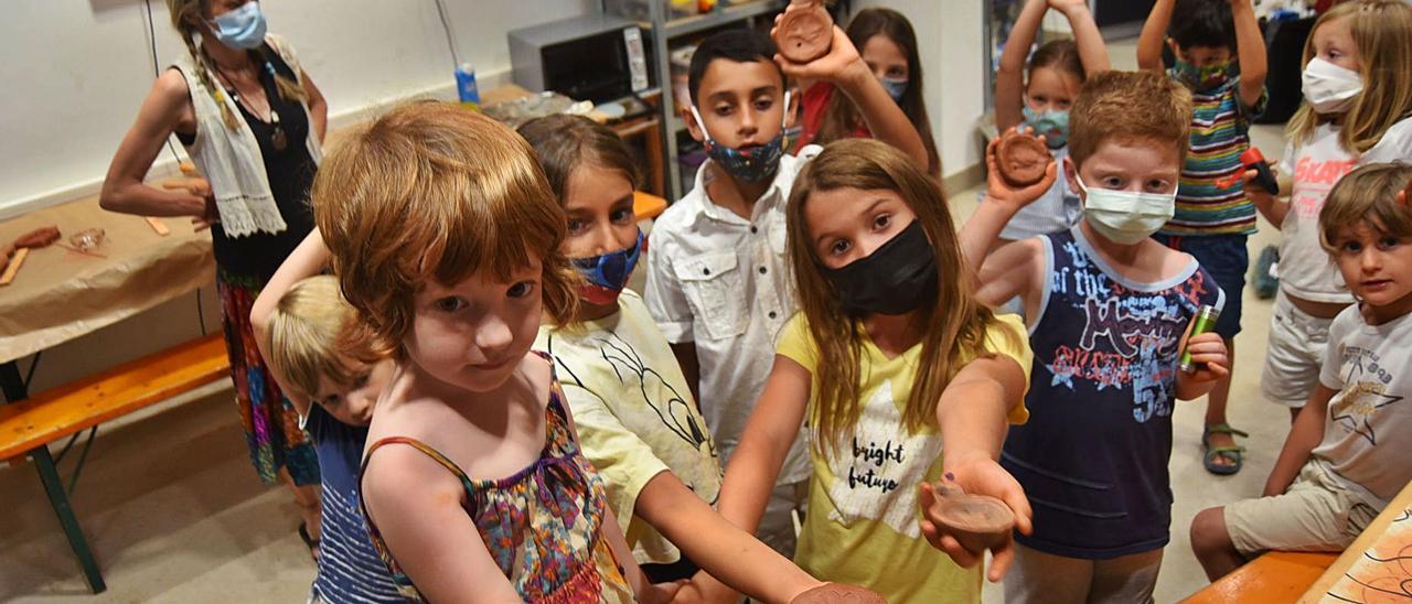 Els boixos mostres les lucernes que varen elaborar al taller durant la presentació.