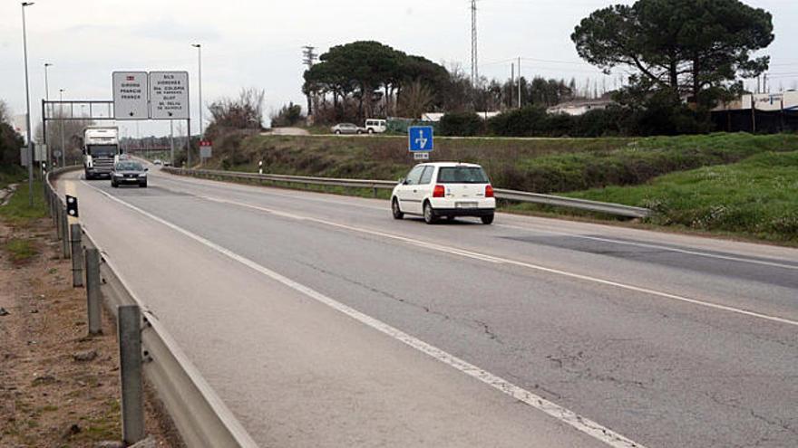 El lladre va haver d&#039;aturar la seva furgoneta i es va amagar entre els matolls del marge de la carretera.