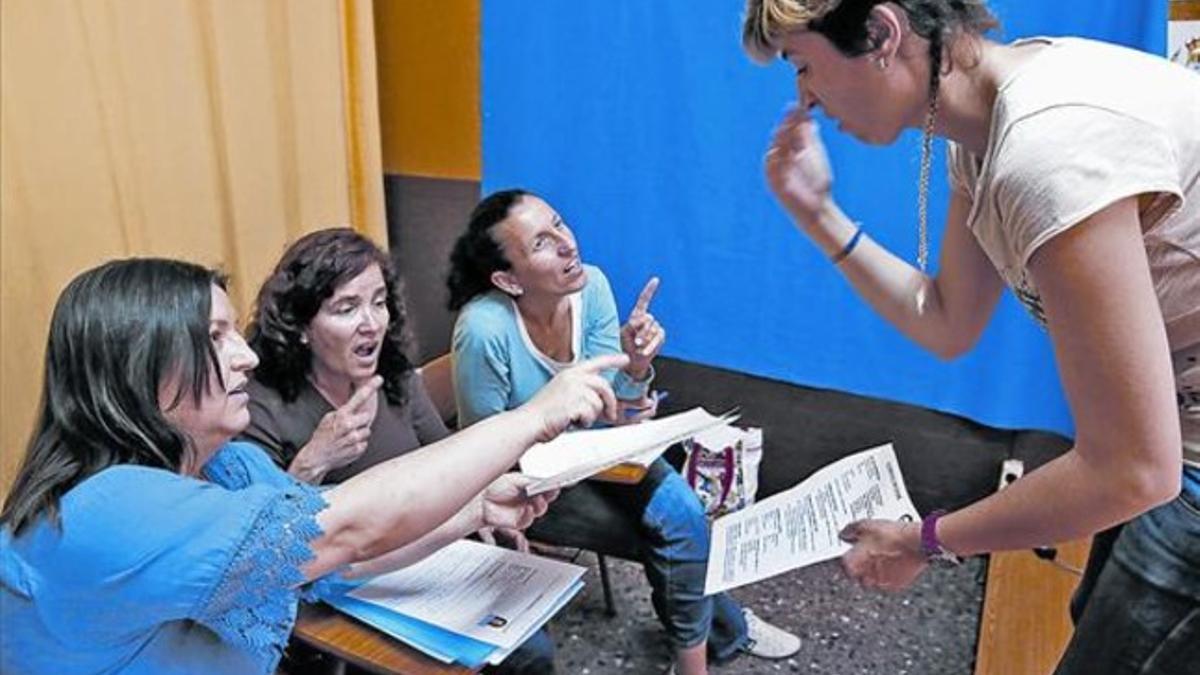 LA MAESTRA, UN MODELO. Marga da clase a sus pupilas en la última sesión del curso del Llar del Sord de Badalona.