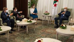 El ministro Albares dialoga con su homólogo argelino, Ramtane Lamamra, en su visita a Argel en octubre de 2021.
