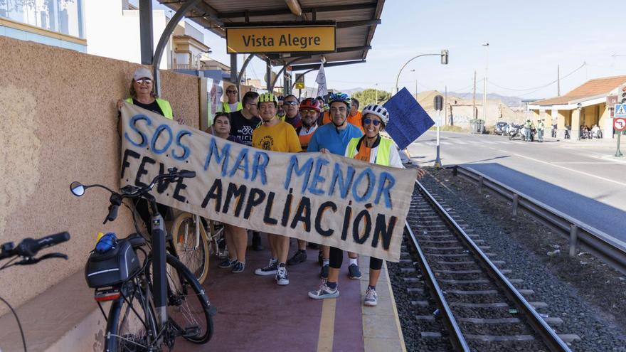 Algunos participantede la marcha, en la estación Vista Alegre de Feve.