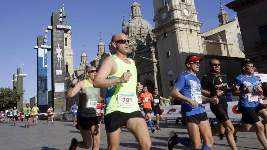 Una carrera popular pasa por la plaza del Pilar de Zaragoza.