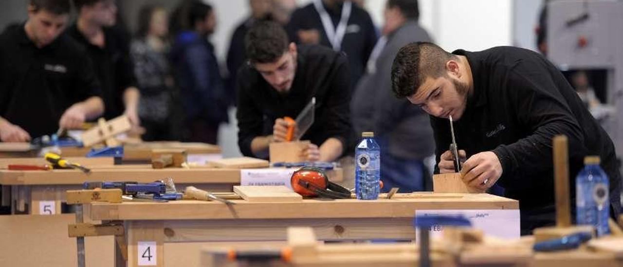 Alumnos de ciclos formativos, en el torneo Galicia Skills, en Silleda, el pasado noviembre. // Bernabé/J. Lalín