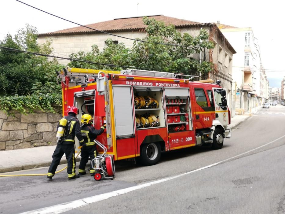 Sucesos en Pontevedra | Evacuada una pareja por un incendio en su casa en Marín