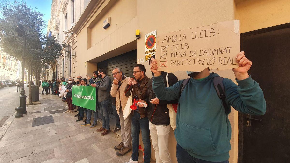 Manifestación frente al Parlament en contra de la Ley de Educación: "A l'escola, en català"