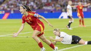 Zurich (Switzerland), 23/07/2025.- Spains Aitana Bonmati (L) celebrates after scoring the 0-1 goal during the UEFA Womens EURO 2025 semi final soccer match between Germany and Spain, in Zurich, Switzerland, 23 July 2025. (Alemania, España, Suiza) EFE/EPA/MICHAEL BUHOLZER