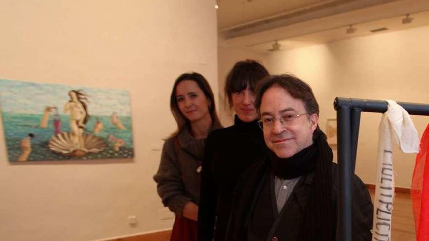 Luis Feás, comisario de la muestra, ayer, con Nieves González y María Peña, dos de las artistas.