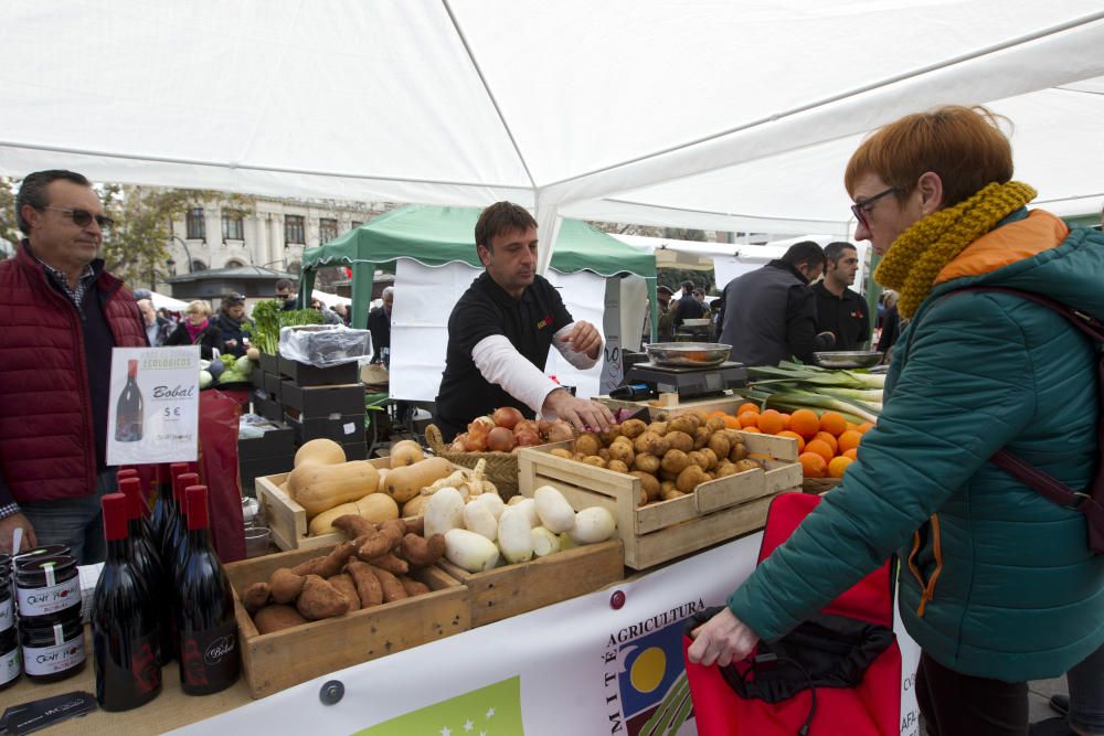 Mercado ecológico en la plaza del Ayuntamiento de Valencia