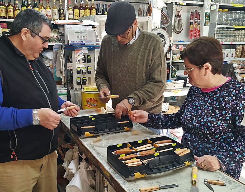 Venta de navajas portuguesas en una tienda de Alcañices. | Chany Sebastián