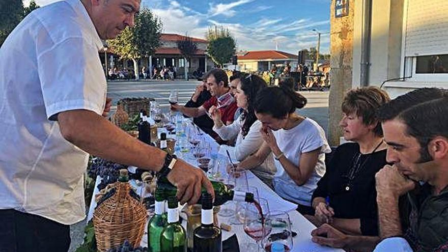 El técnico Carlos Capilla sirve vino a los catadores.