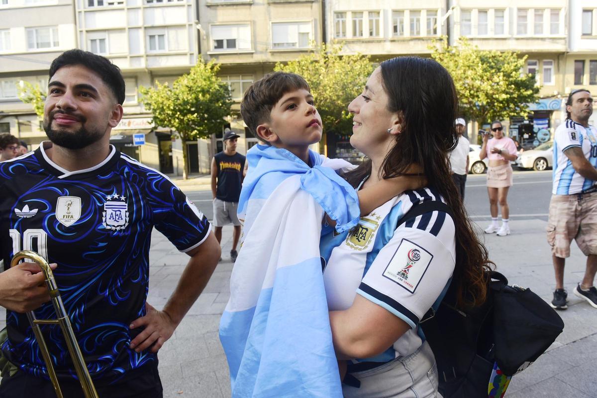 Aficionados argentinos siguen la final del Mundial en A Coruña